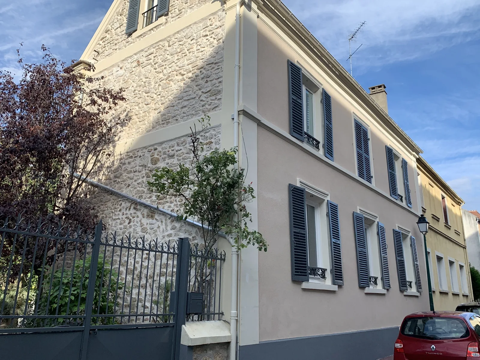 Angle du bâtiment : pignon en pierre rejointoyé à la chaux et façade enduite à Paris 18ème