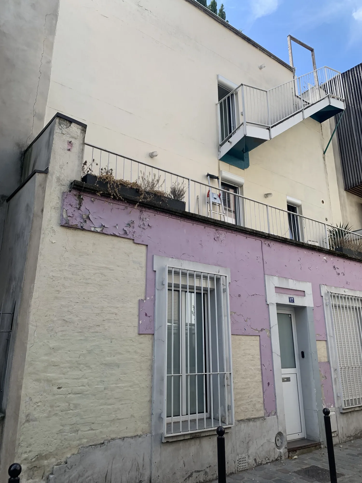 Ravalement de façade à Paris 20 : réhabilitation à la chaux d'un pavillon en impasse