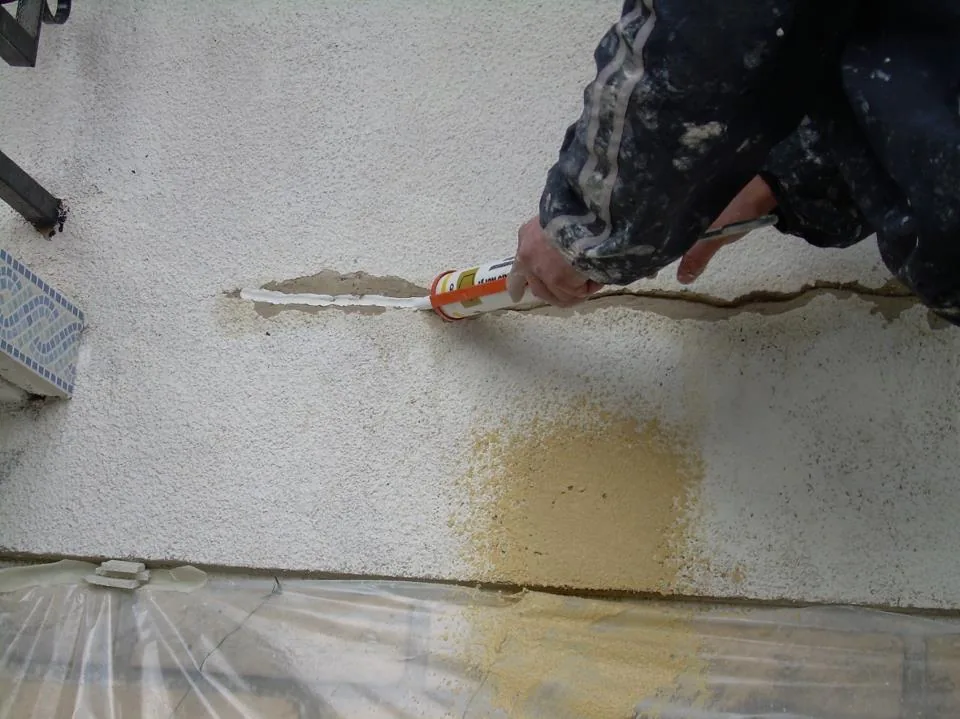 Traitement d'une fissure de façade à Paris 4e pendant le ravalement de la copropriété