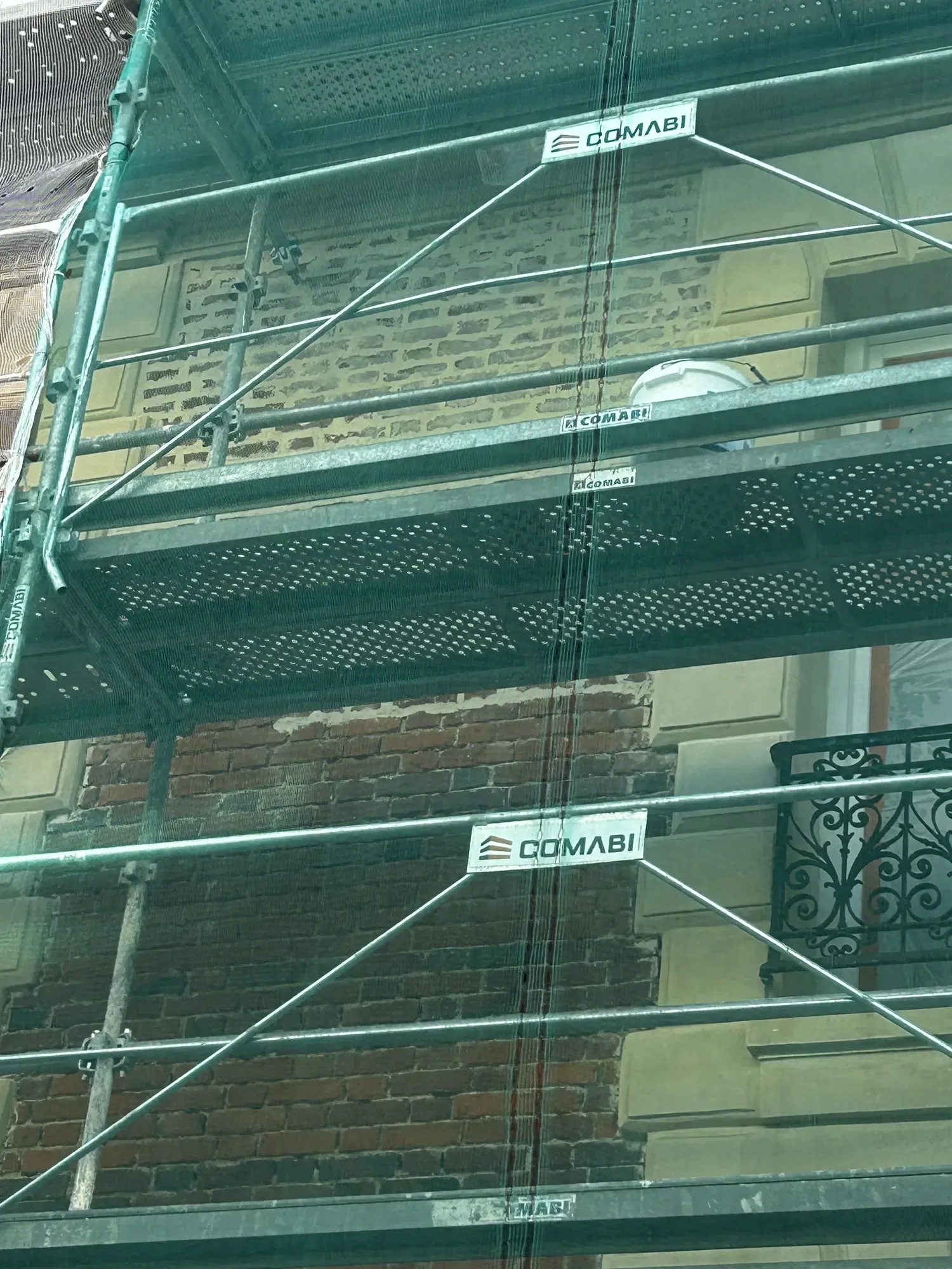 Déjointoiement des joints de brique friables sur une façade haussmannienne à Paris 7ème, avant rejointoiement