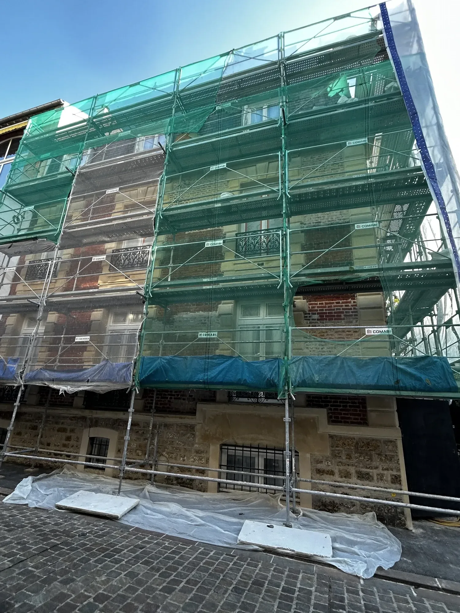 Échafaudage sécurisé COMABI installé pour la rénovation d'une façade en pierre et brique à Paris 7ème