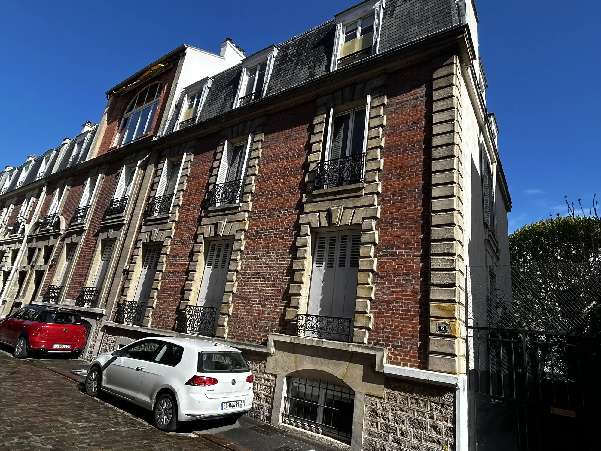 Rénovation d'une façade pierre et brique à Paris 7e : un immeuble haussmannien restauré par FRANCE FACADE