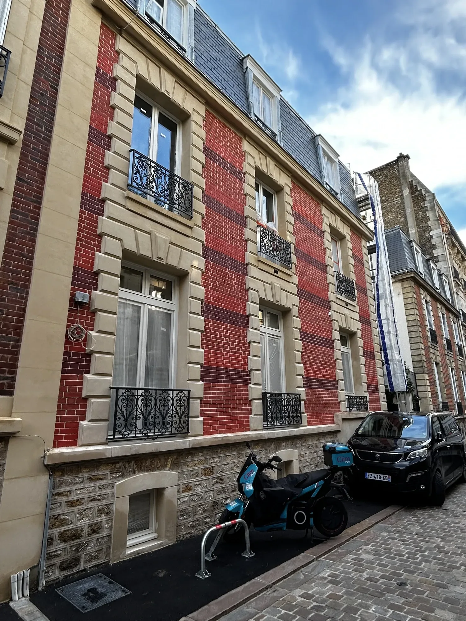 Brique harmonisée au badigeon à la chaux EDICOLOR et encadrements de pierre restaurés, Paris 7ème