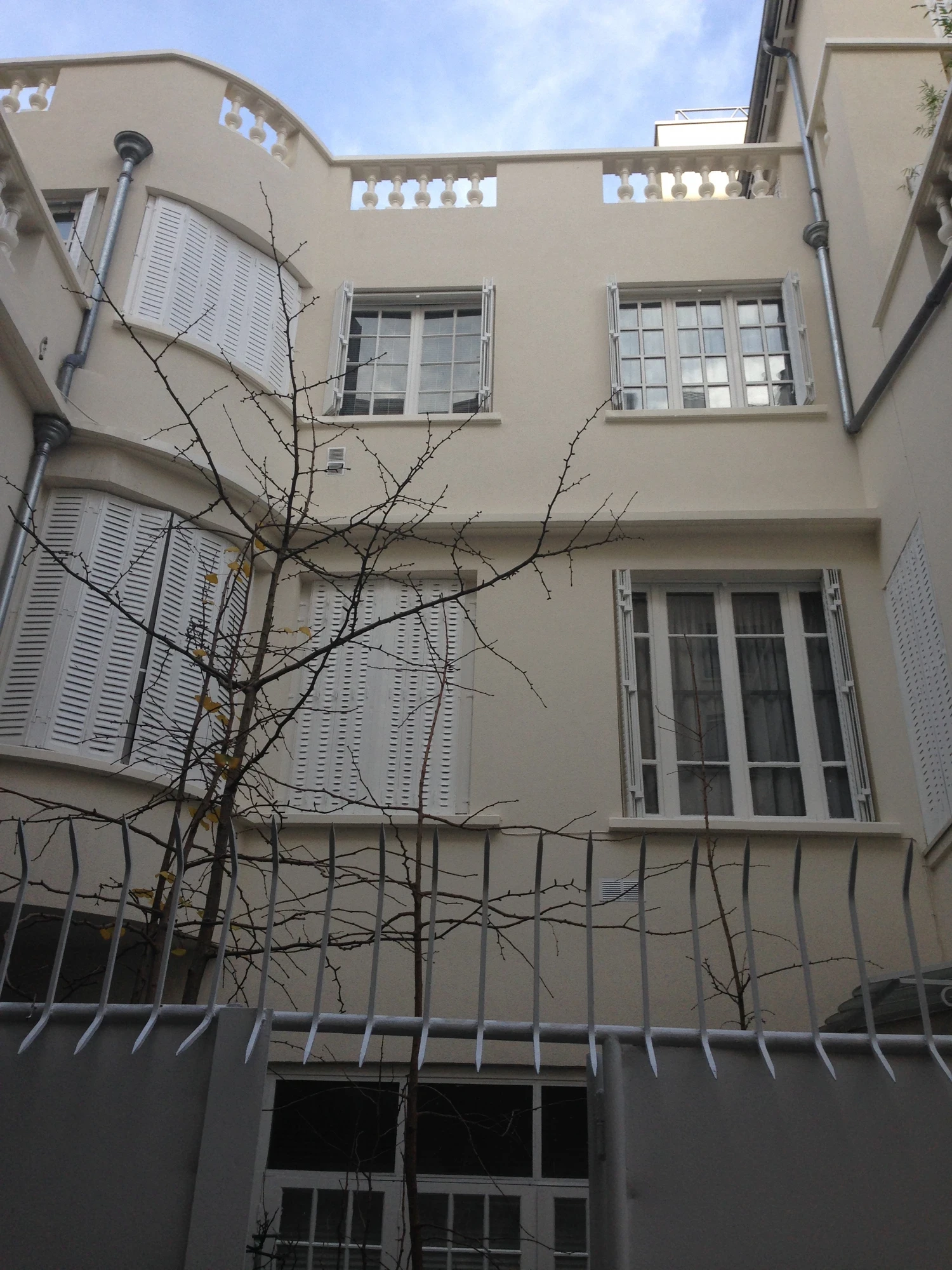 Façade sur cour rénovée après ravalement D3 armé à Paris 8e : surface unie, finition traditionnelle organique Façade sur cour rénovée après ravalement D3 armé à Paris 8e : surface unie, finition traditionnelle organique