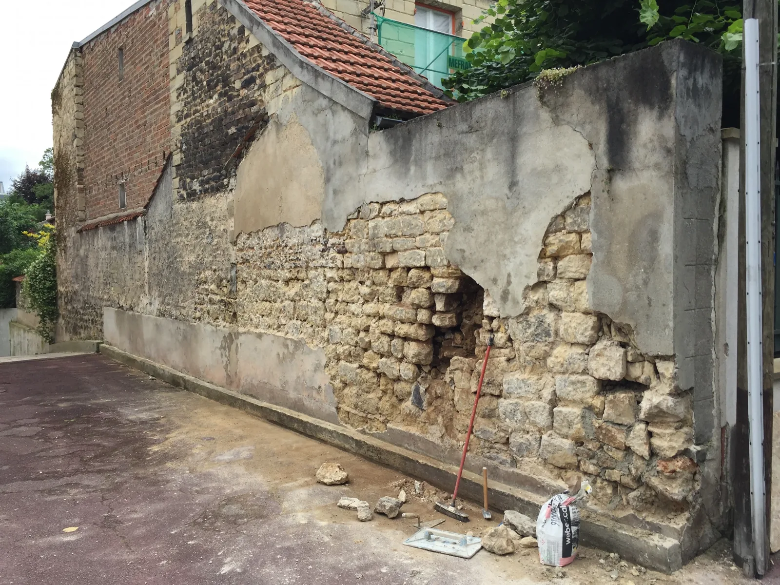 Pignon ancien à Paris 9ème en brique, pierre et silex avec joints dégradés avant restauration