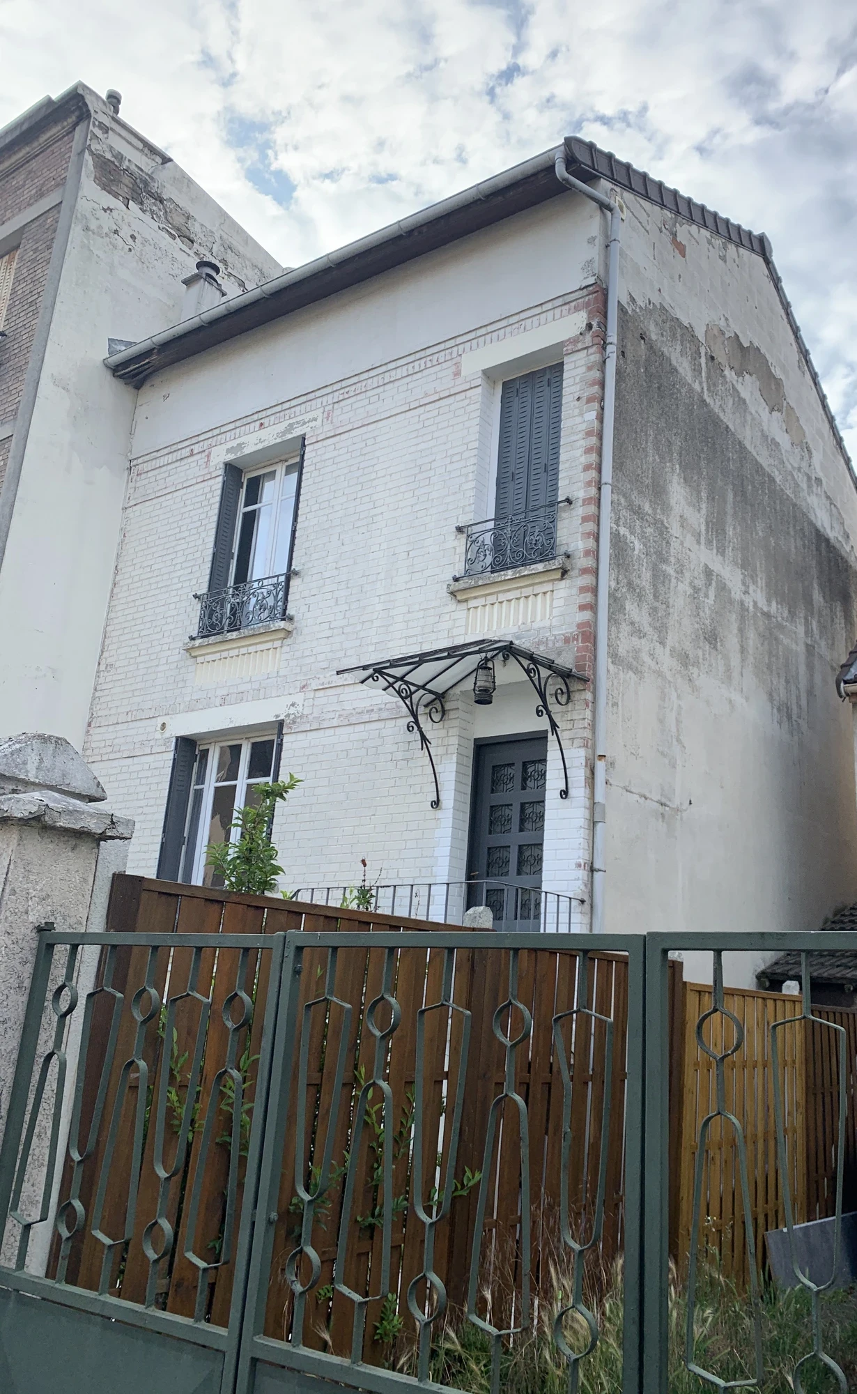Façade en brique anciennement peinte, encrassée par la pollution, avant ravalement à Rosny-sous-Bois Façade en brique anciennement peinte, encrassée par la pollution, avant ravalement à Rosny-sous-Bois
