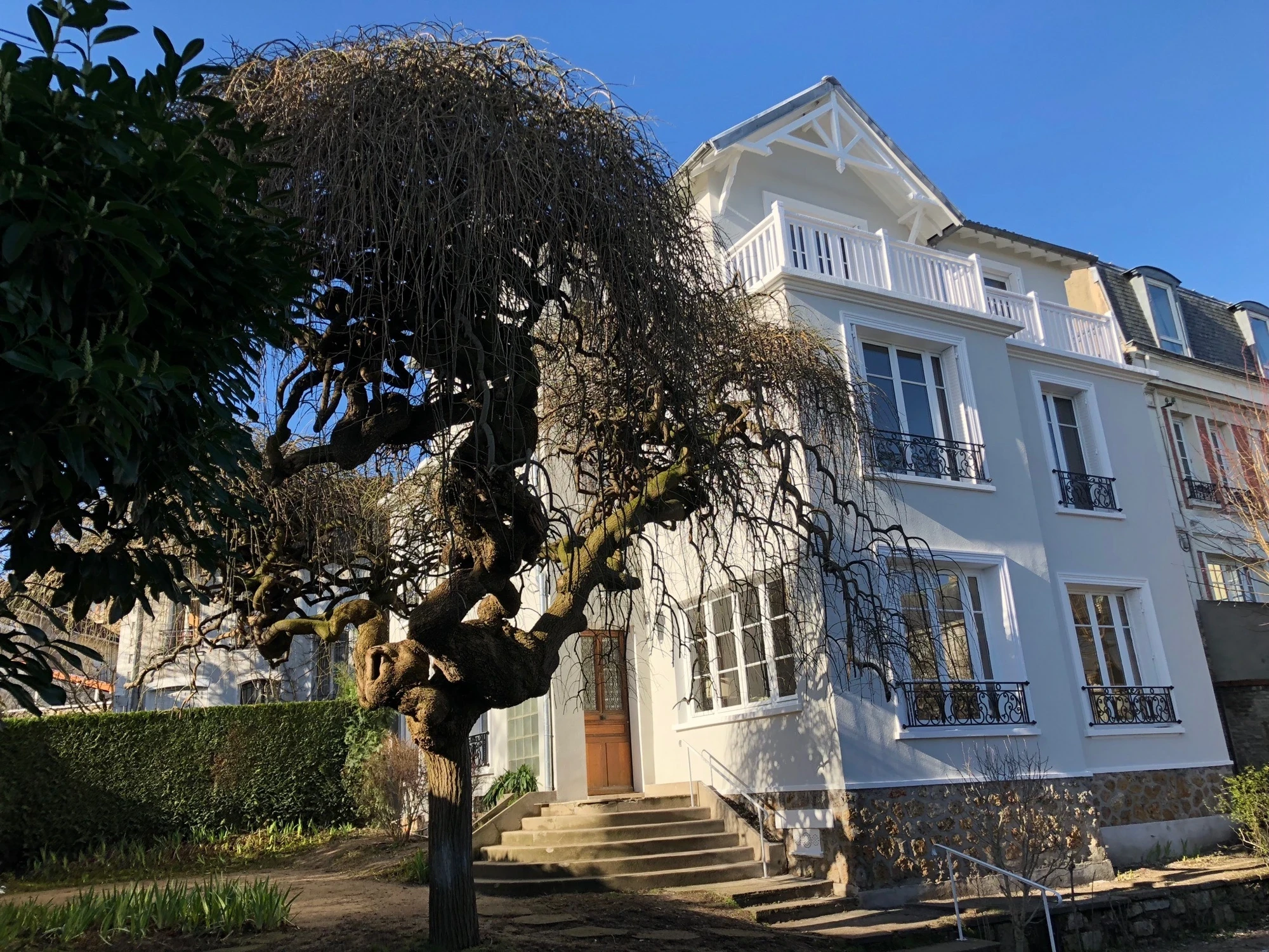 Ravalement de façade à Saint-Cloud : une maison entièrement rénovée, du balcon aux dessous de toit