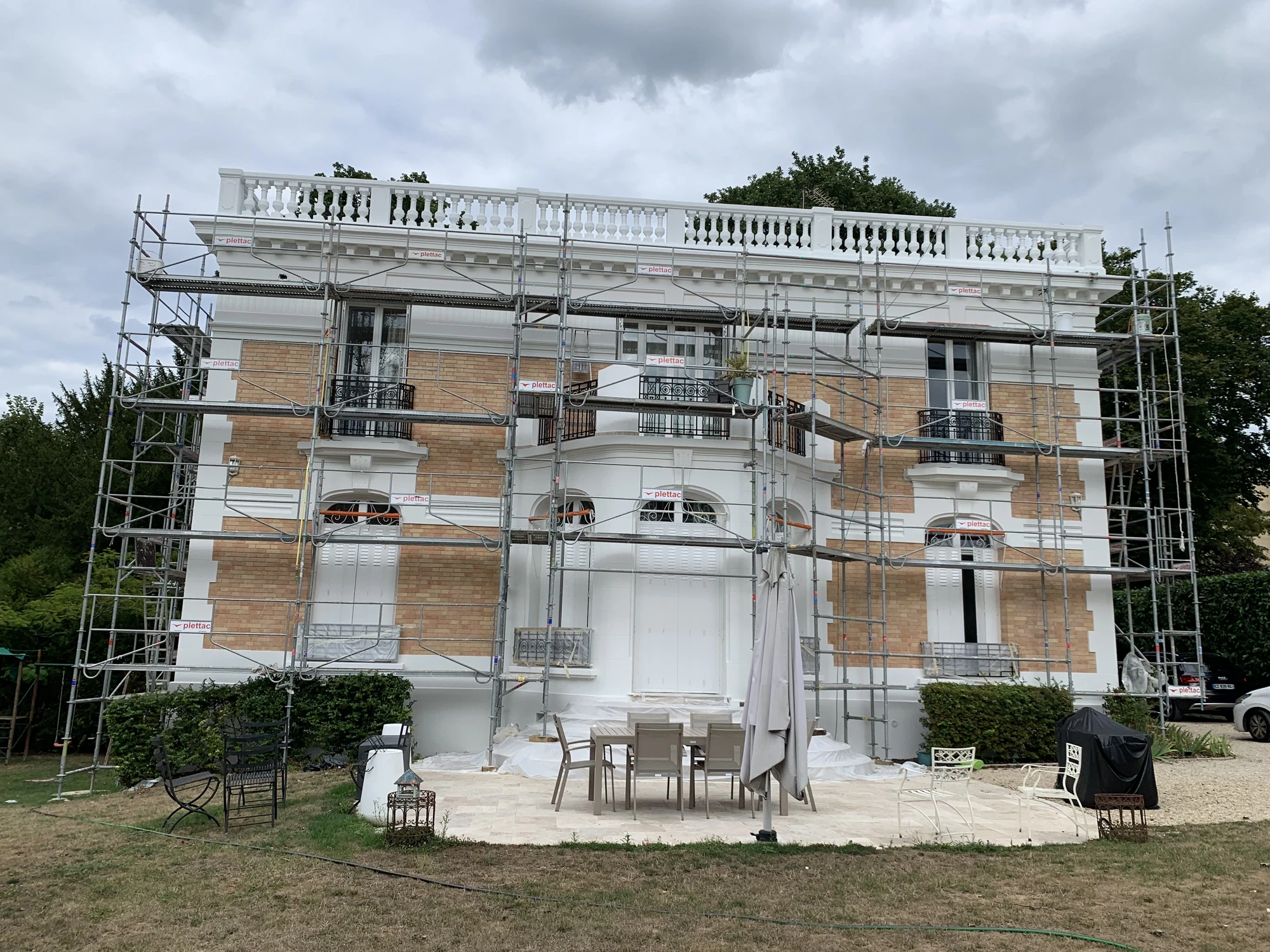 Échafaudage pendant la rénovation de la façade en brique et la restauration des décors à Saint-Germain-en-Laye