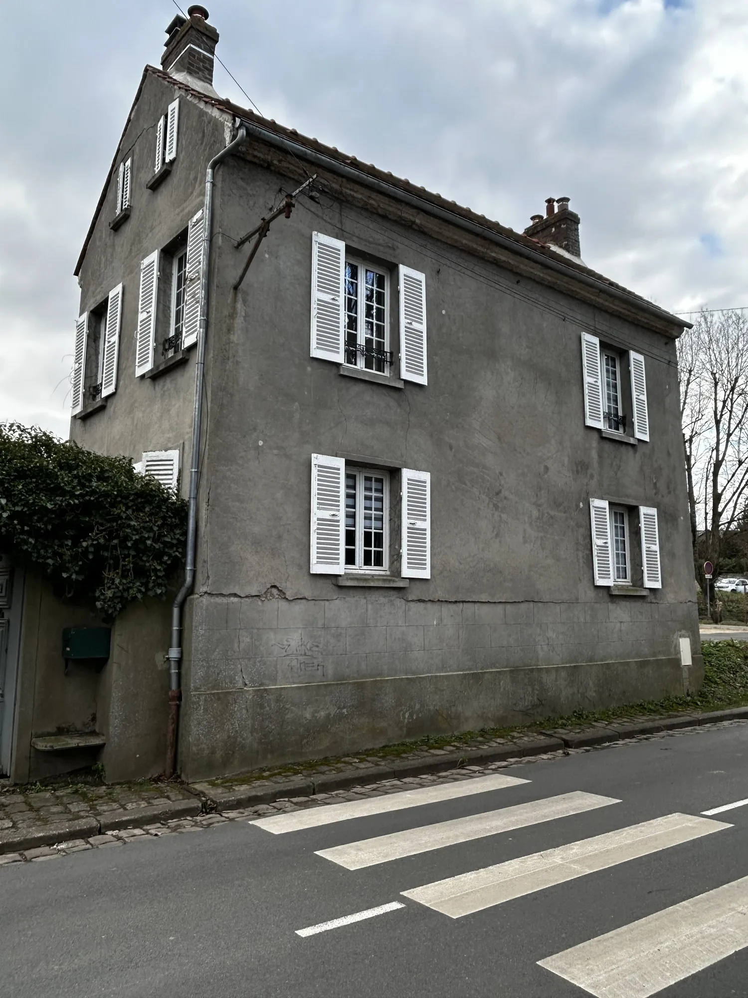 Corps d'enduit MORTIER DANTAN VEGA armé d'un grillage galvanisé sur une maison en pierre à Sartrouville, pendant le ravalement