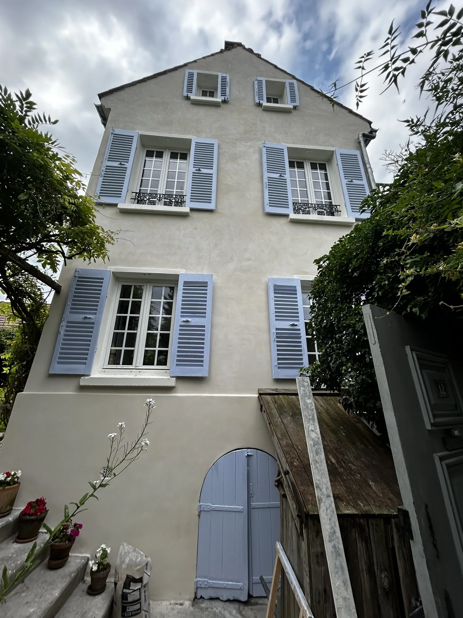 Façade sur cour d'une maison des années 1900 après rénovation complète à Sartrouville, enduit à la chaux