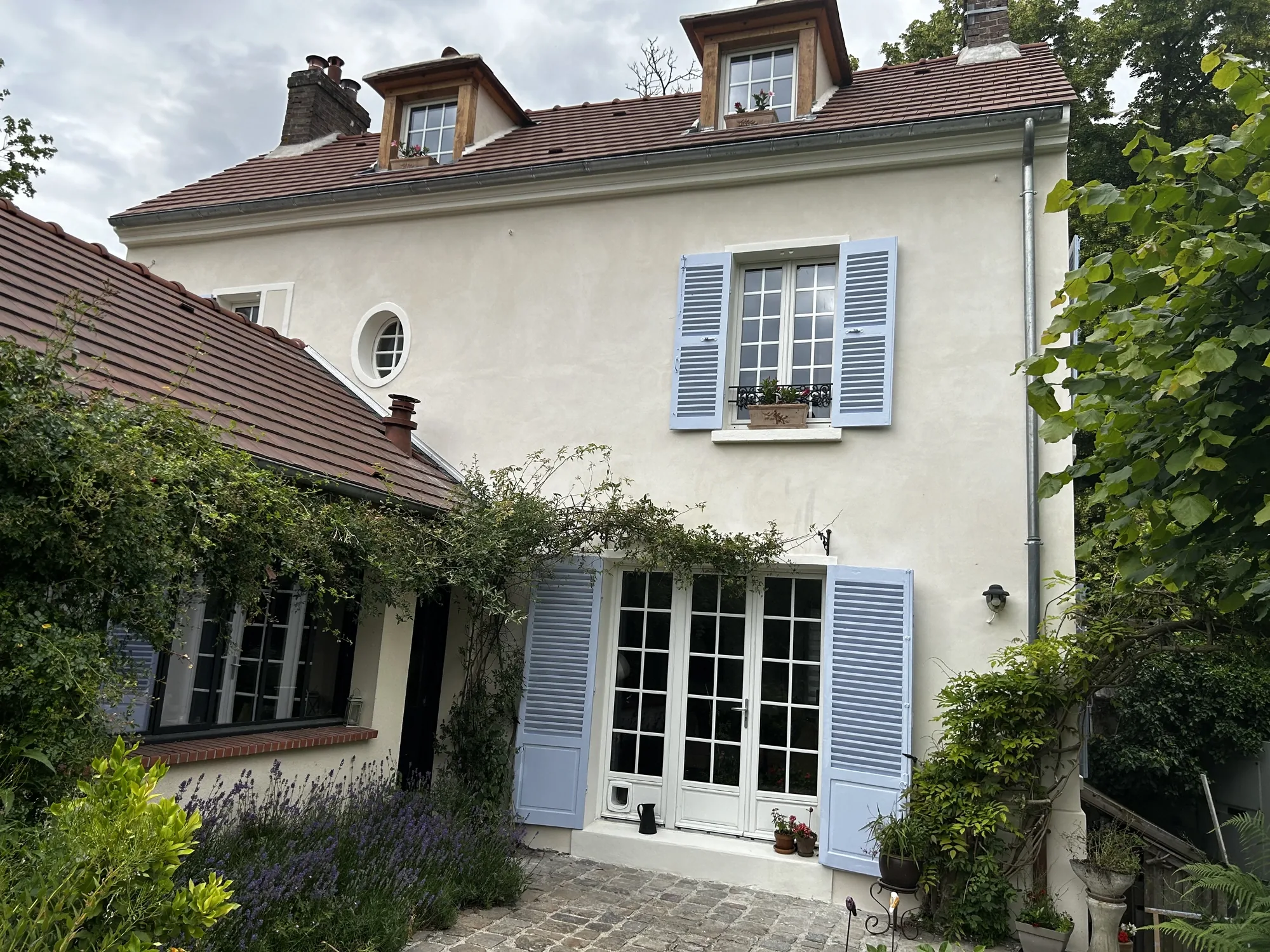 Ravalement de façade à Sartrouville : traitement de l'humidité et du salpêtre sur une maison en pierre du début du XXe siècle Ravalement de façade à Sartrouville : traitement de l'humidité et du salpêtre sur une maison en pierre du début du XXe siècle