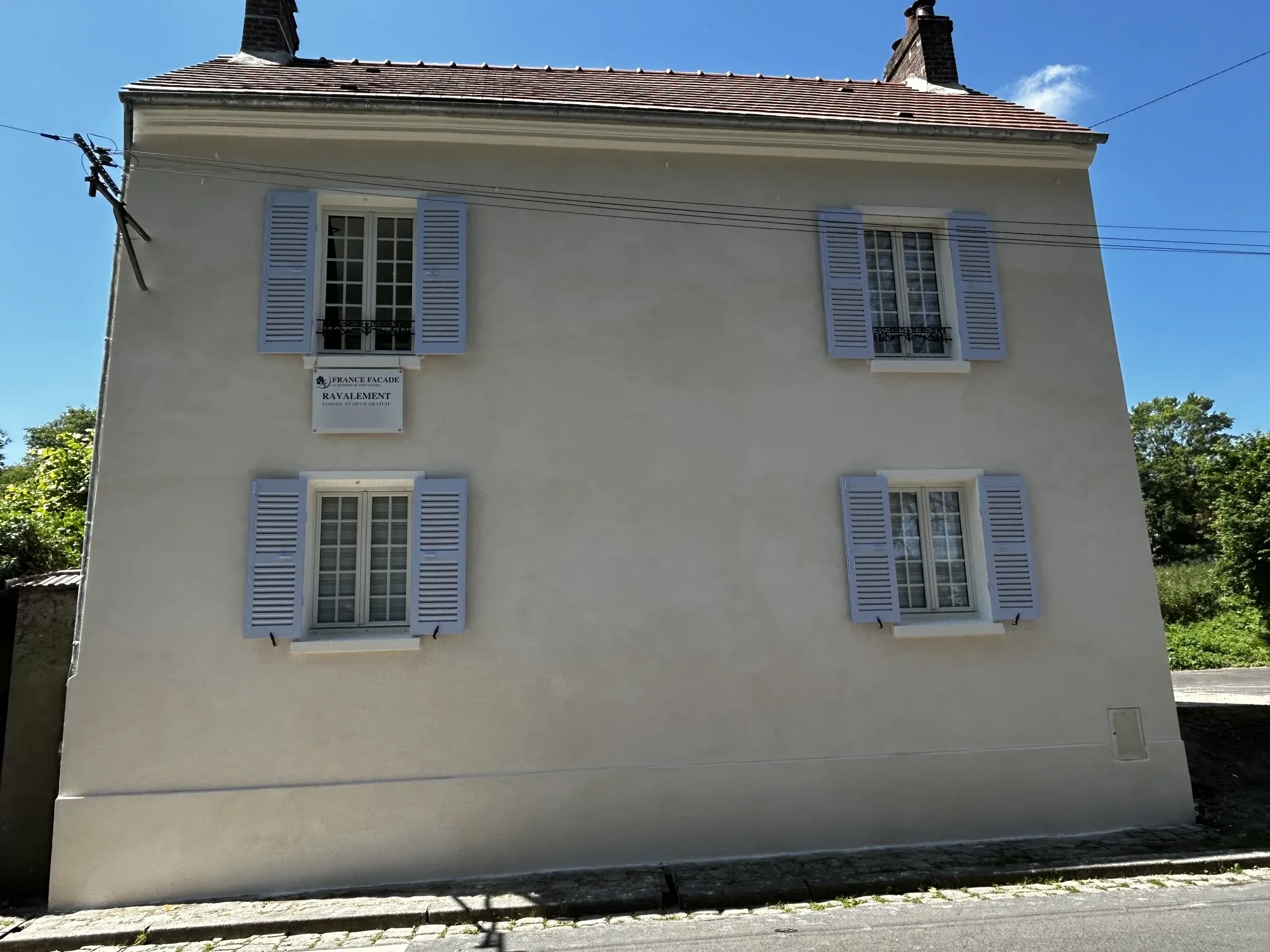 Pignon d'une maison ancienne rénové à l'enduit à la chaux LEGACALCE à Sartrouville par FRANCE FACADE
