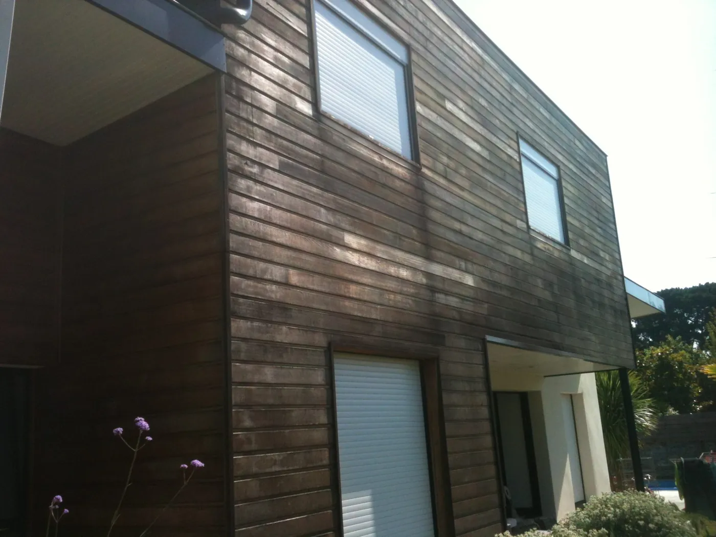 Bardage Western Red Cedar grisaillé sur une maison de Sèvres avant rénovation