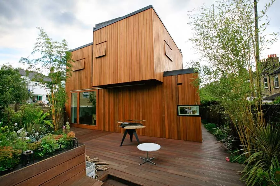 Rénovation d'un bardage Western Red Cedar à Sèvres : une maison de 2022 retrouve sa teinte d'origine
