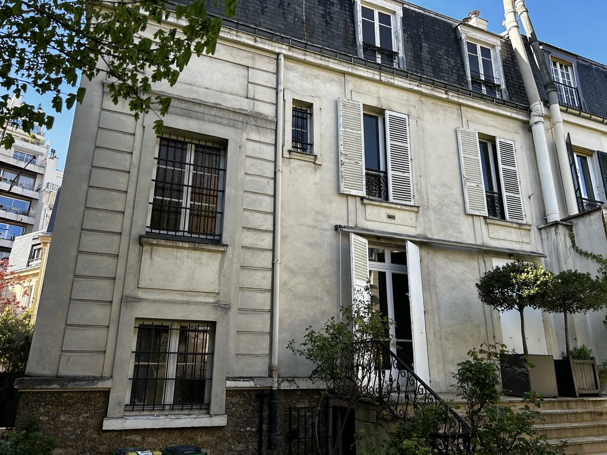 Façade d'une maison ancienne avant ravalement à Vaucresson : enduit terni, bossages et encadrements dégradés Façade d'une maison ancienne avant ravalement à Vaucresson : enduit terni, bossages et encadrements dégradés