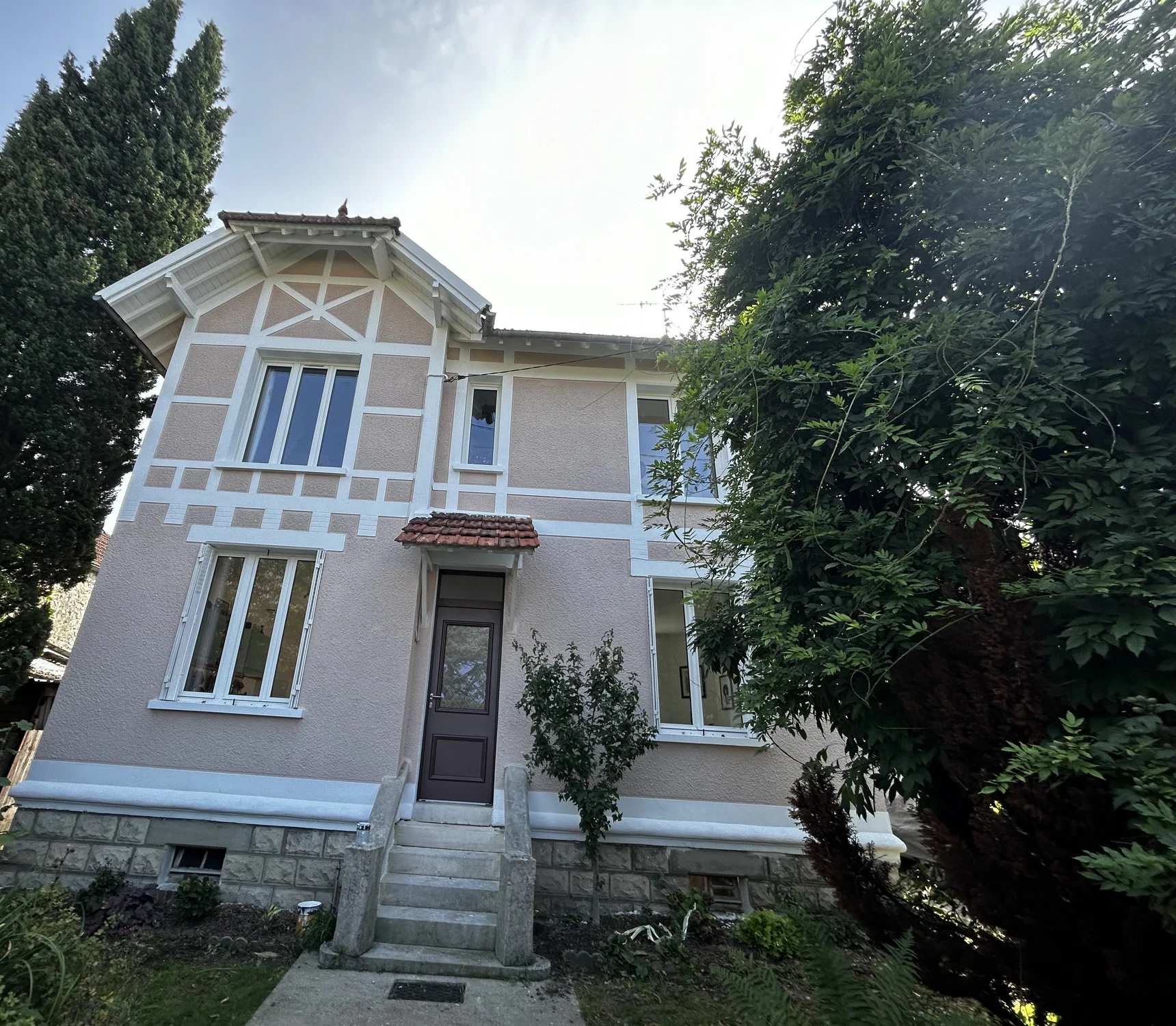 Ravalement de façade à la chaux d'une maison à colombages — Versailles