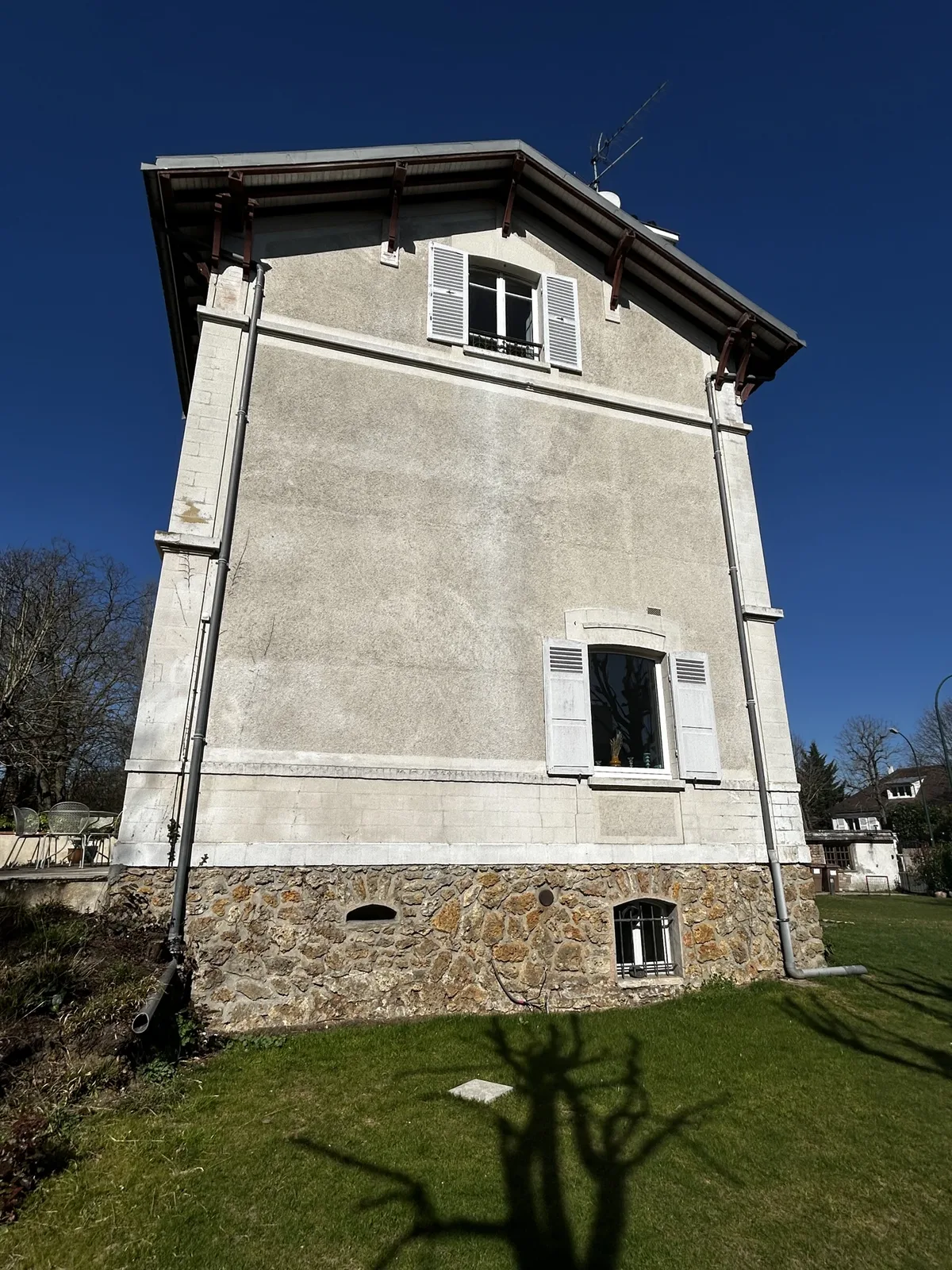 Pignon en enduit détérioré et soubassement meulière avant rénovation de façade ancienne au Vésinet Pignon en enduit détérioré et soubassement meulière avant rénovation de façade ancienne au Vésinet