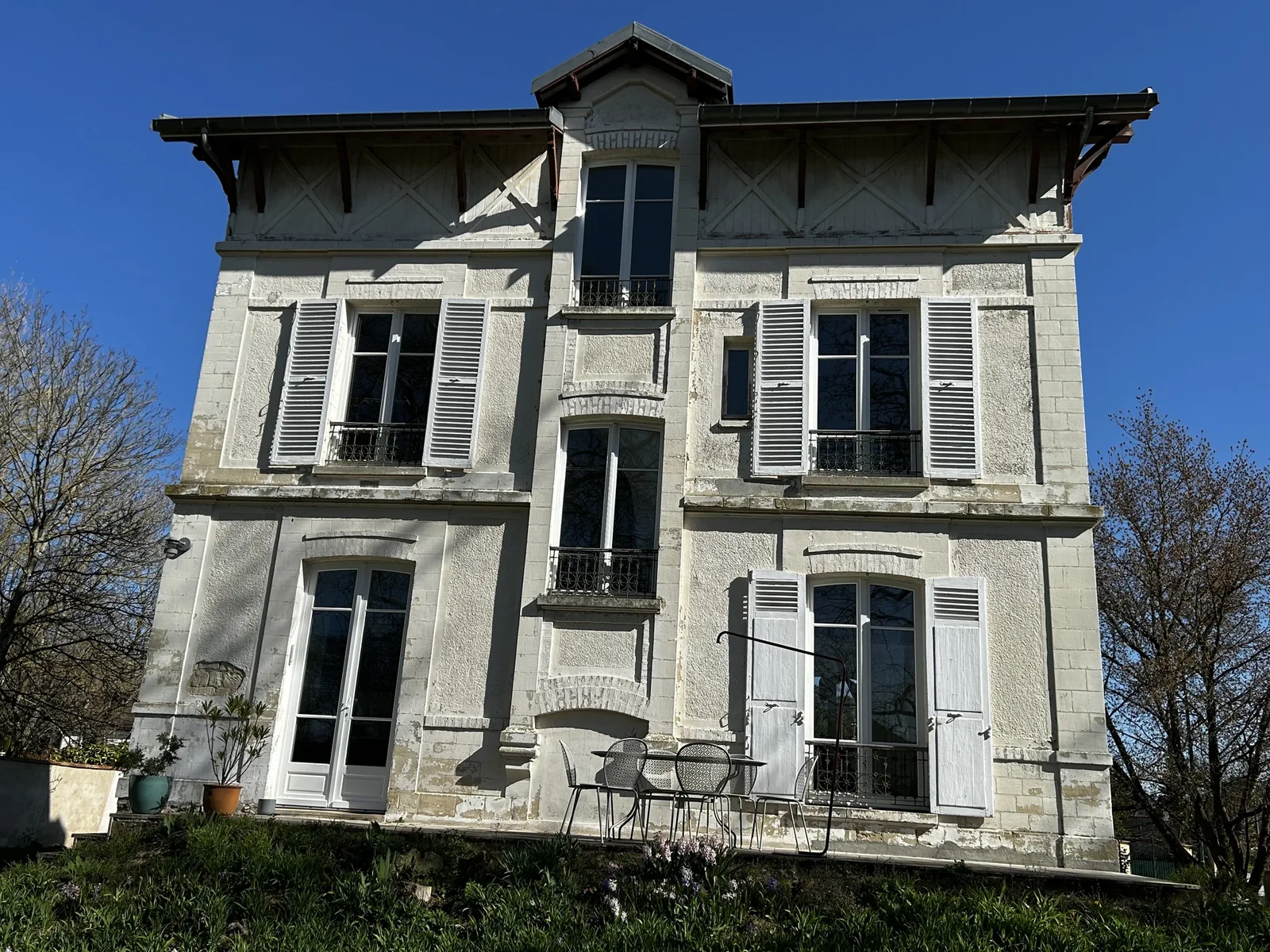 Façade avant ravalement, enduit ciment épais et terni sur maison ancienne au Vésinet Façade avant ravalement, enduit ciment épais et terni sur maison ancienne au Vésinet