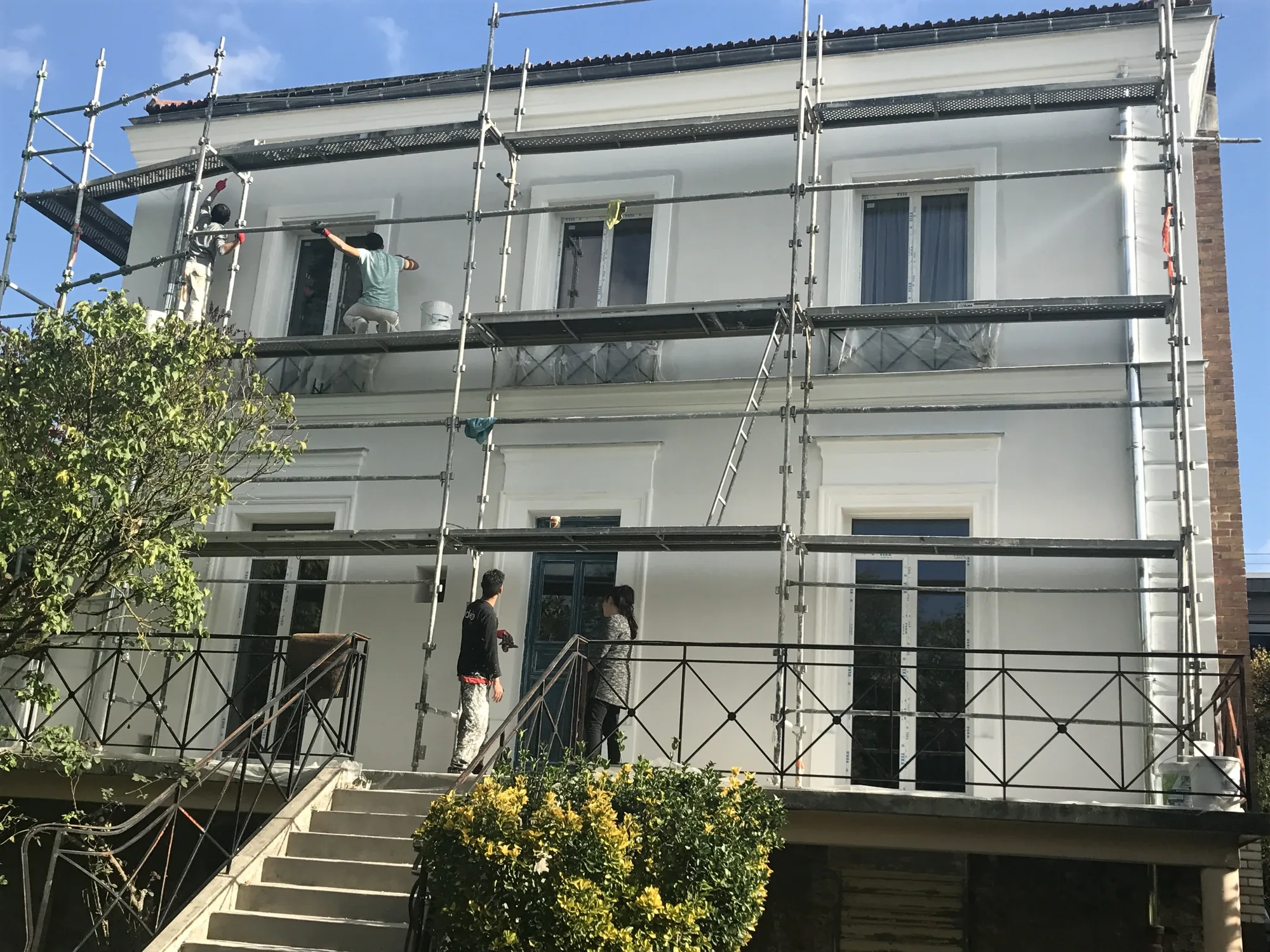 Application du système de ravalement armé à la chaux sur échafaudage, maison ancienne à Ville-d'Avray